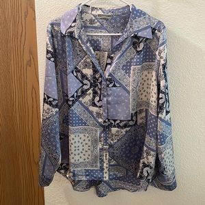 Pleione Women’s Blue and White Patterned Button Down Shirt Size Large